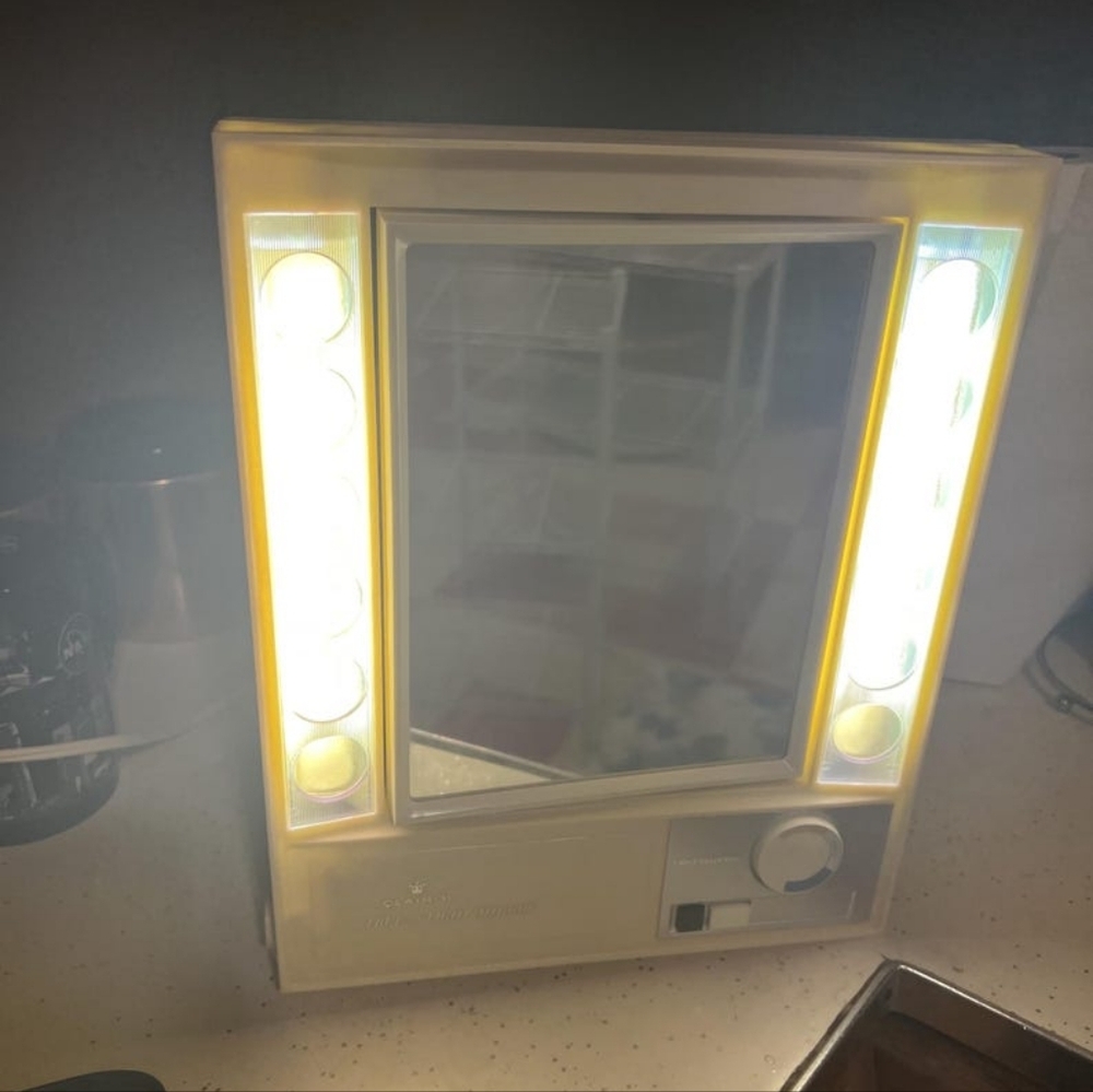 Vintage 1968 Clairol True To Light LM-1 Light Up Makeup Mirror